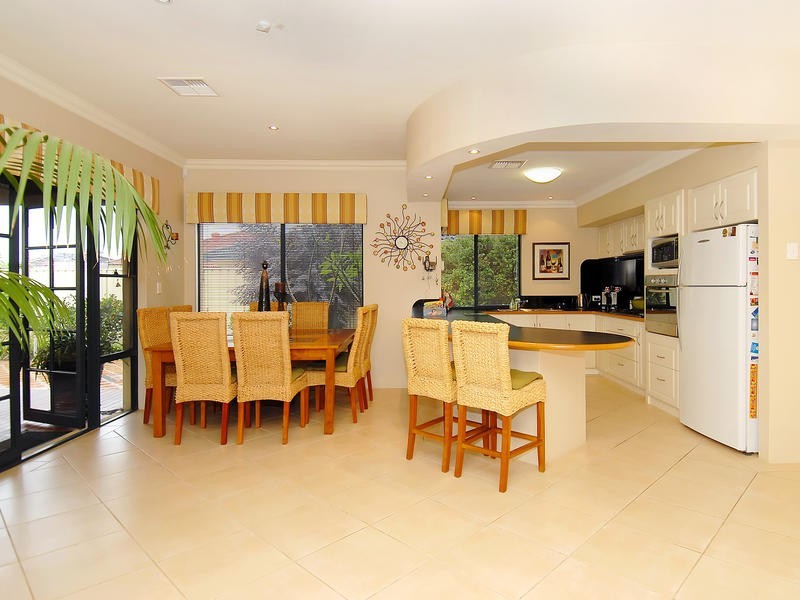 32 Minjah Circuit, Carramar WA 6031