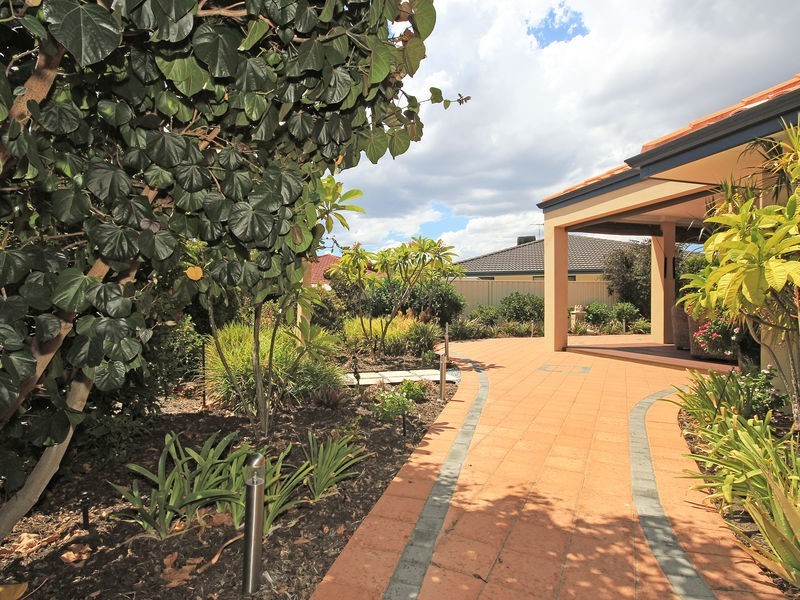 32 Minjah Circuit, Carramar WA 6031