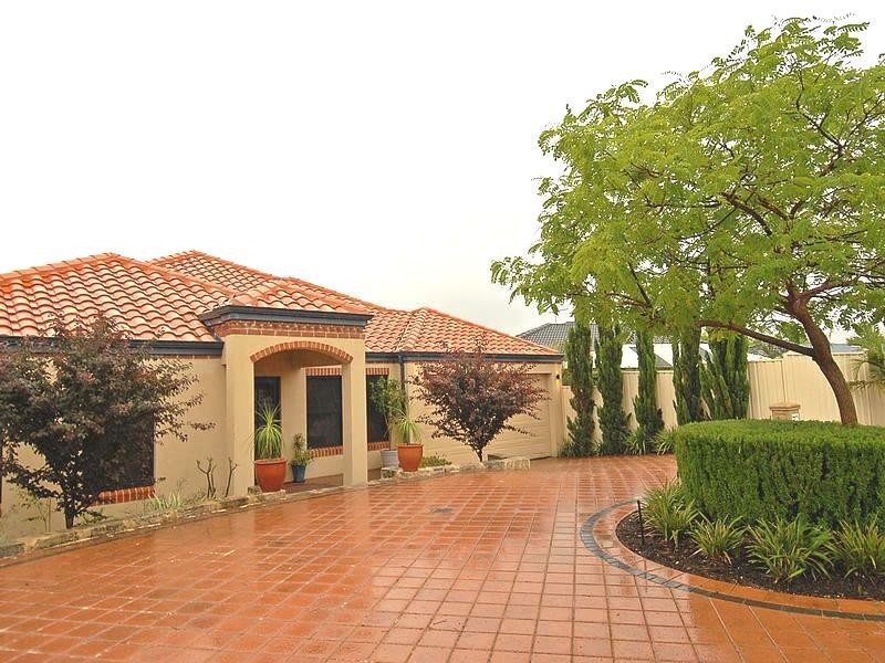 32 Minjah Circuit, Carramar WA 6031