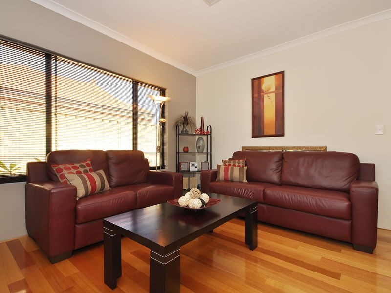 2 St Louis Avenue, Hocking WA 6065