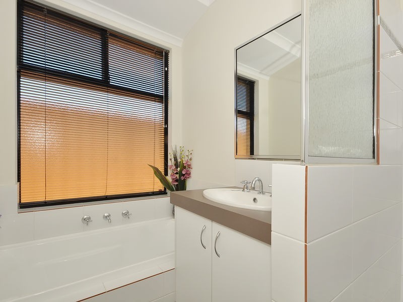 2 St Louis Avenue, Hocking WA 6065