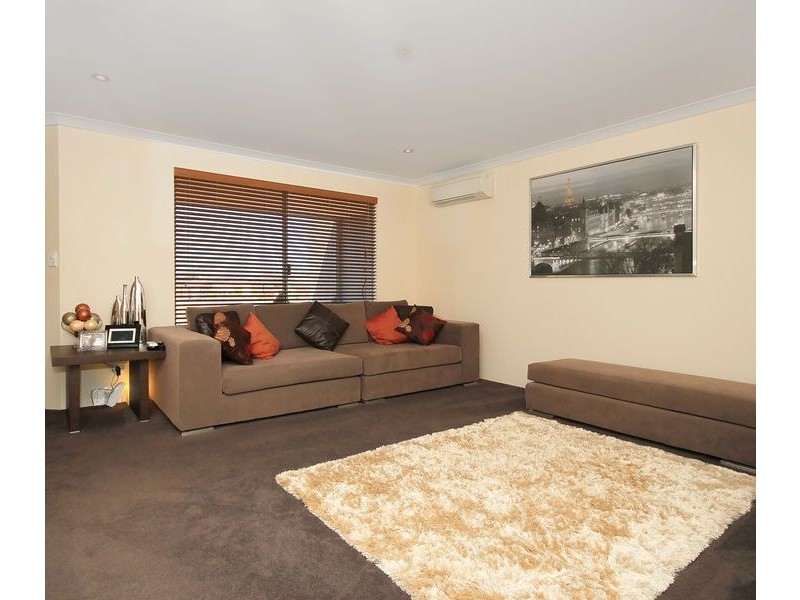 9 Rocklands Loop, Carramar WA 6031