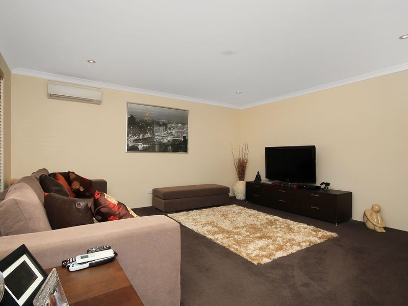 9 Rocklands Loop, Carramar WA 6031