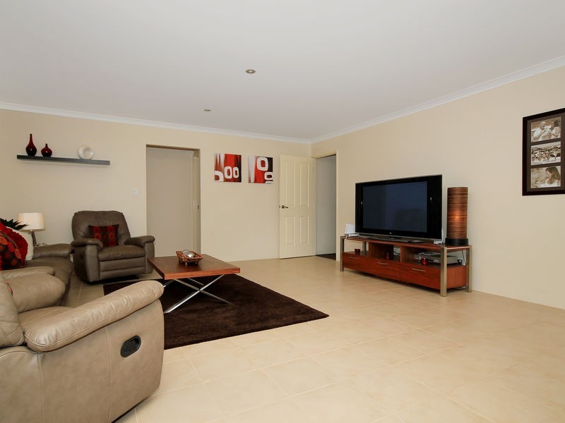 9 Rocklands Loop, Carramar WA 6031