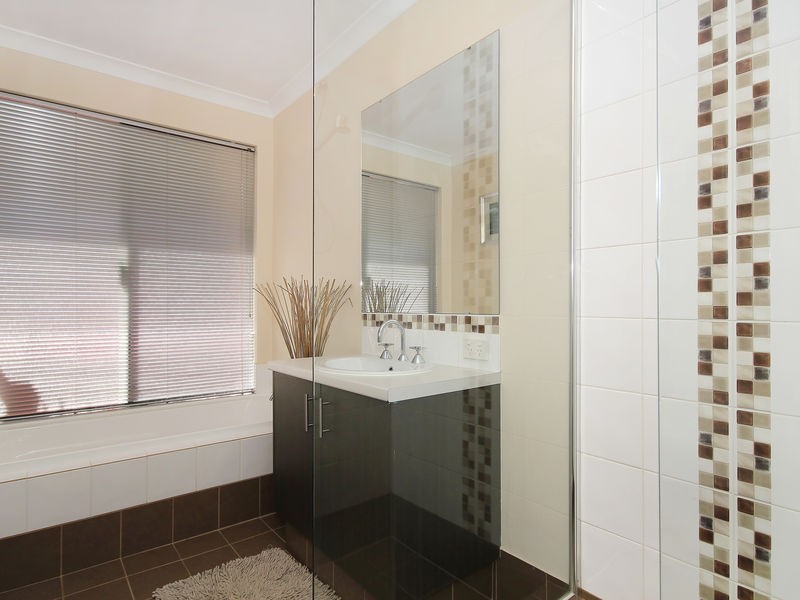 9 Rocklands Loop, Carramar WA 6031