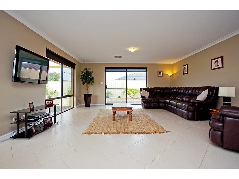 119 Sundowner Meander, Carramar WA 6031