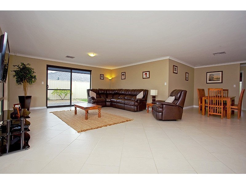 119 Sundowner Meander, Carramar WA 6031