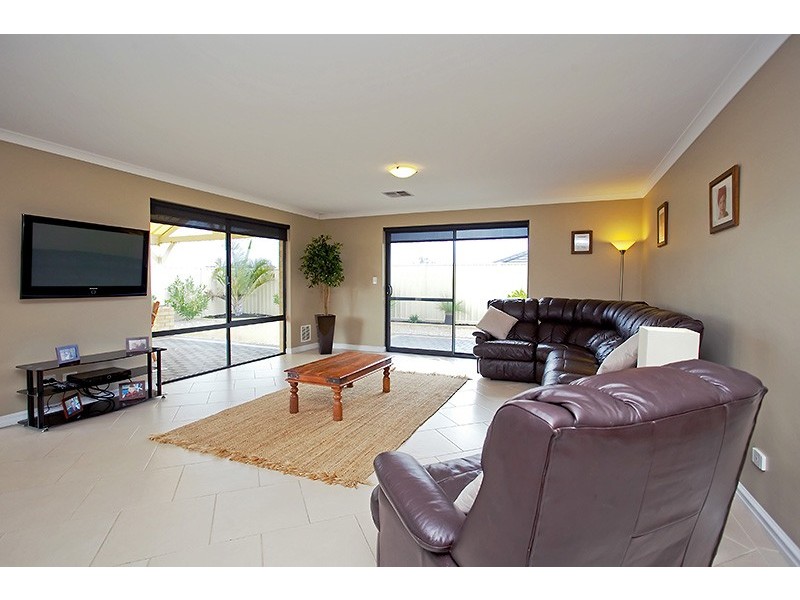 119 Sundowner Meander, Carramar WA 6031