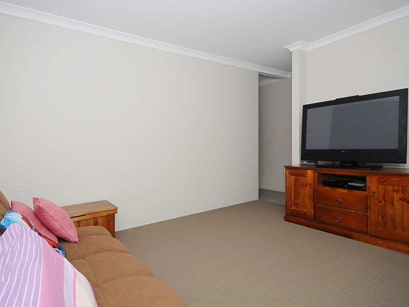 38 Lauderdale Ramble, Carramar WA 6031