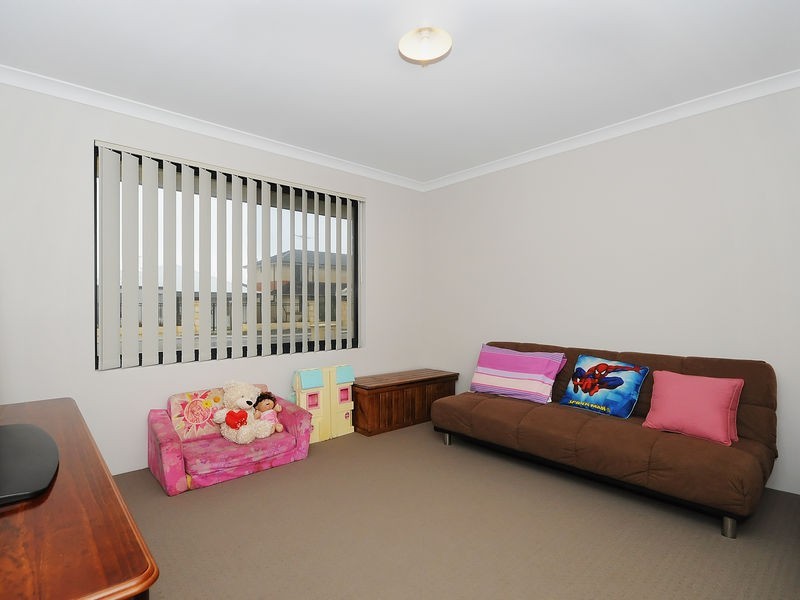 38 Lauderdale Ramble, Carramar WA 6031