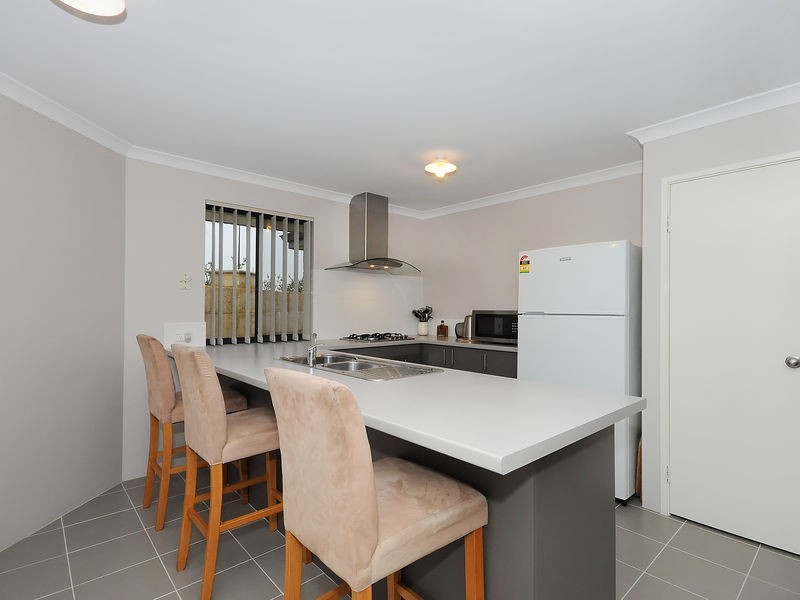 38 Lauderdale Ramble, Carramar WA 6031