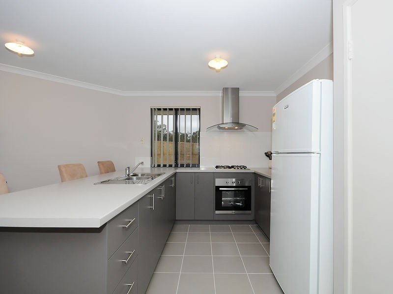 38 Lauderdale Ramble, Carramar WA 6031