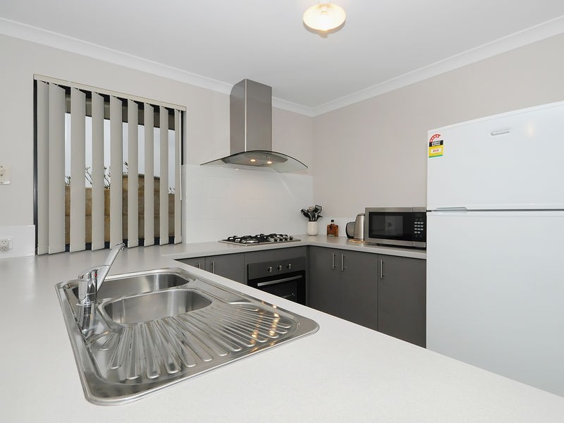 38 Lauderdale Ramble, Carramar WA 6031