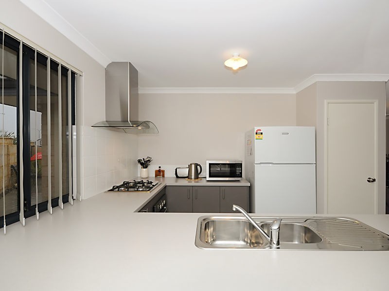38 Lauderdale Ramble, Carramar WA 6031