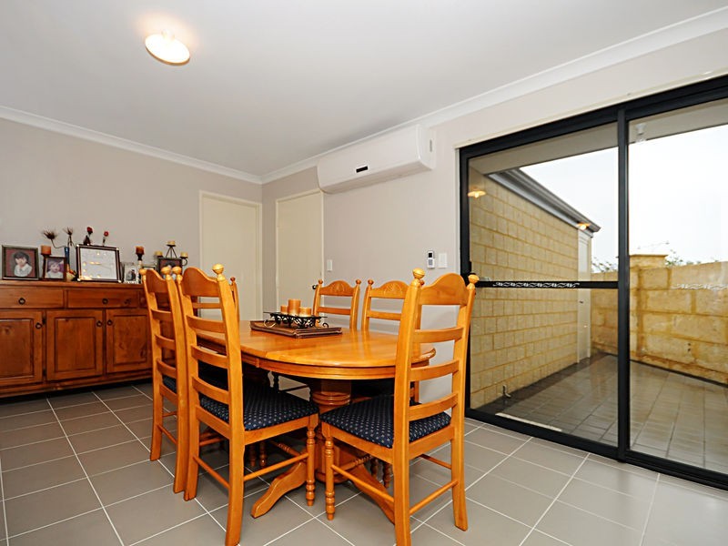 38 Lauderdale Ramble, Carramar WA 6031