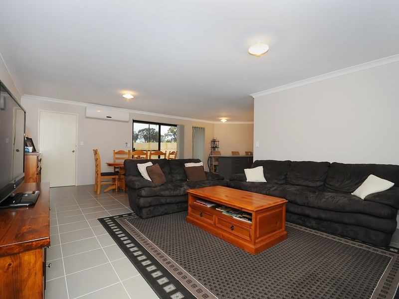38 Lauderdale Ramble, Carramar WA 6031