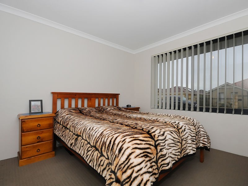 38 Lauderdale Ramble, Carramar WA 6031