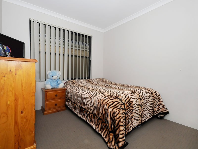 38 Lauderdale Ramble, Carramar WA 6031