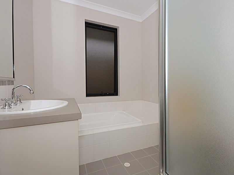 38 Lauderdale Ramble, Carramar WA 6031