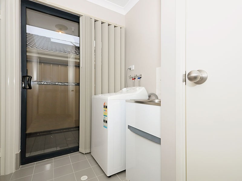 38 Lauderdale Ramble, Carramar WA 6031