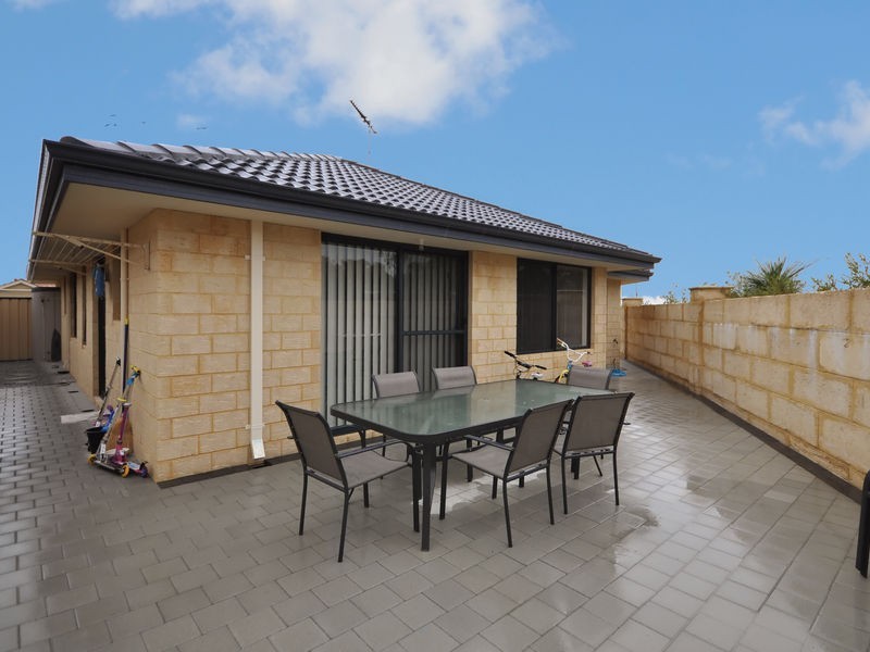 38 Lauderdale Ramble, Carramar WA 6031