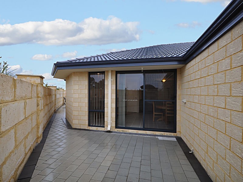 38 Lauderdale Ramble, Carramar WA 6031