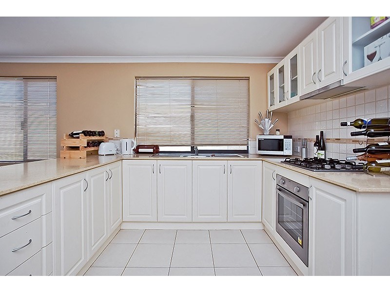 10 Lareema Gardens, Carramar WA 6031