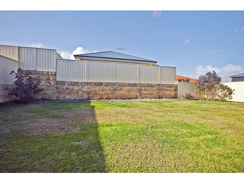 10 Lareema Gardens, Carramar WA 6031