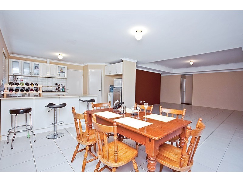 10 Lareema Gardens, Carramar WA 6031