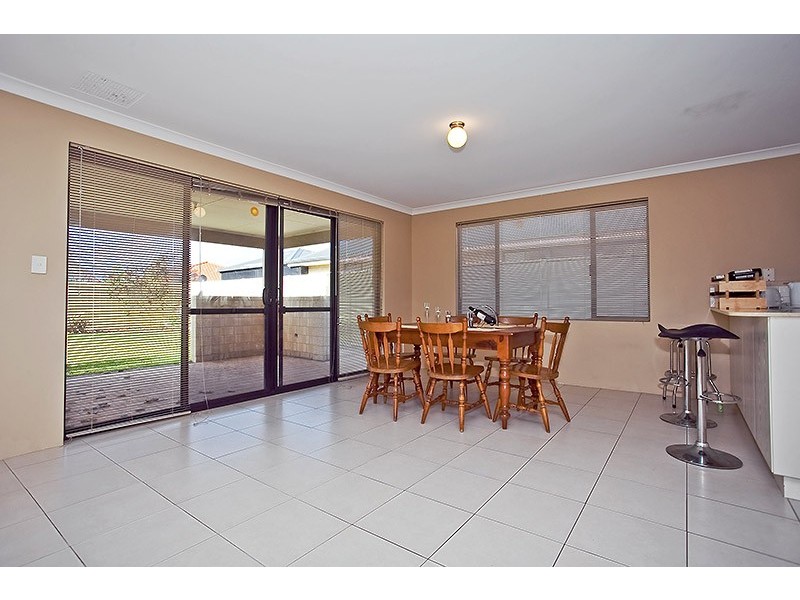 10 Lareema Gardens, Carramar WA 6031