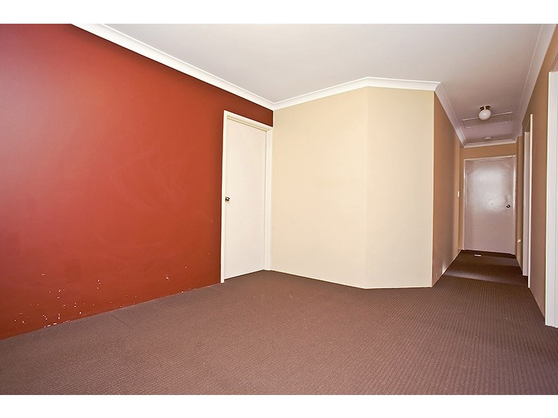 10 Lareema Gardens, Carramar WA 6031