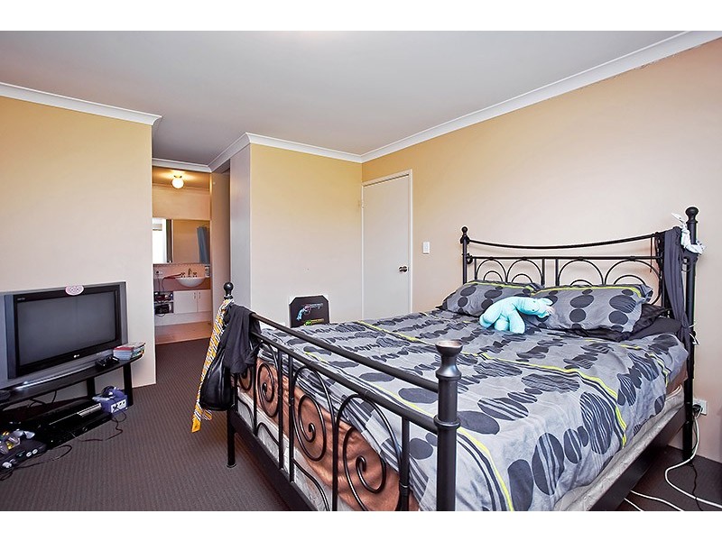 10 Lareema Gardens, Carramar WA 6031