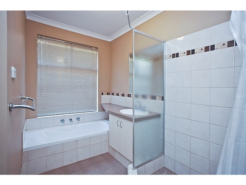 10 Lareema Gardens, Carramar WA 6031