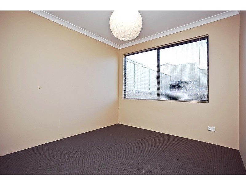 10 Lareema Gardens, Carramar WA 6031