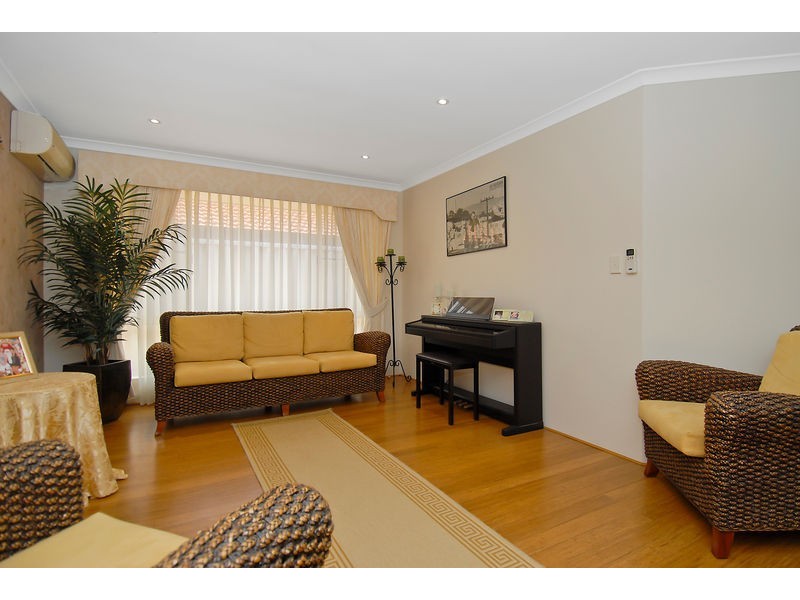 24 Mallina Circuit, Carramar WA 6031