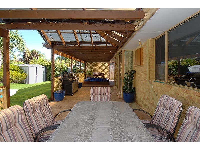 24 Mallina Circuit, Carramar WA 6031