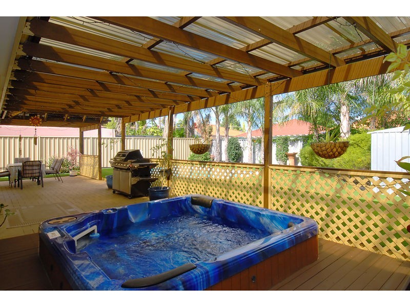 24 Mallina Circuit, Carramar WA 6031