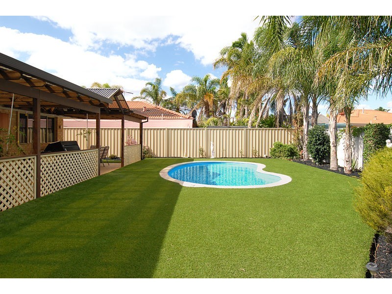 24 Mallina Circuit, Carramar WA 6031