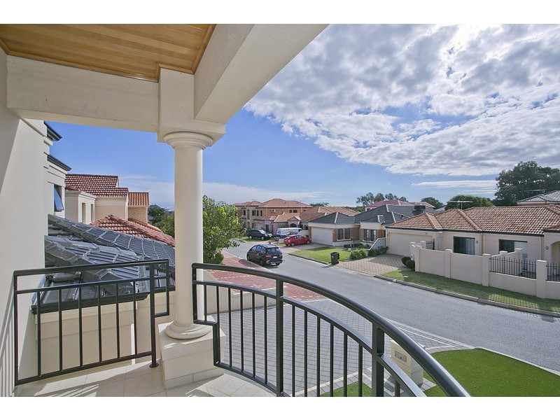 15 Sapphire Crescent, Stirling WA 6021