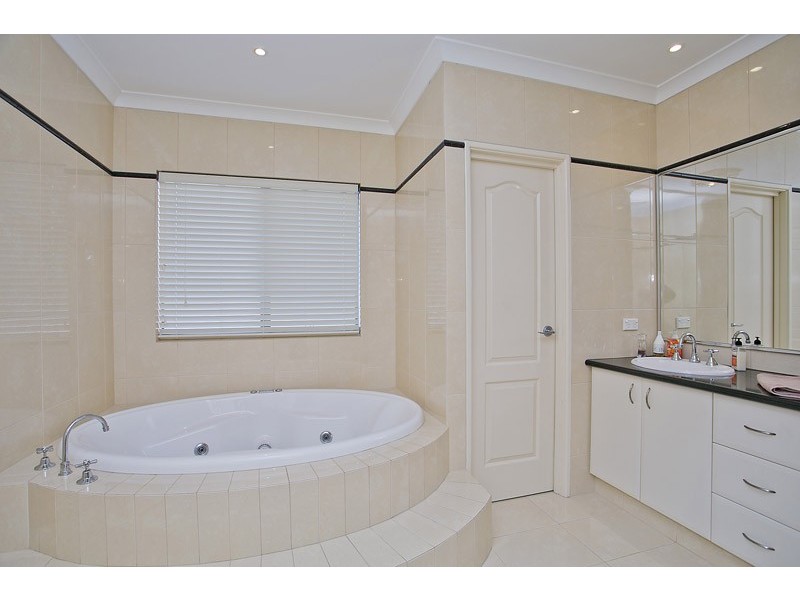 15 Sapphire Crescent, Stirling WA 6021