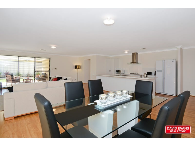 8 Plumeria Rise, Sinagra WA 6065