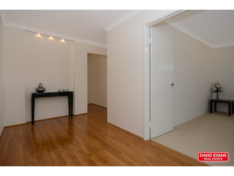 8 Plumeria Rise, Sinagra WA 6065