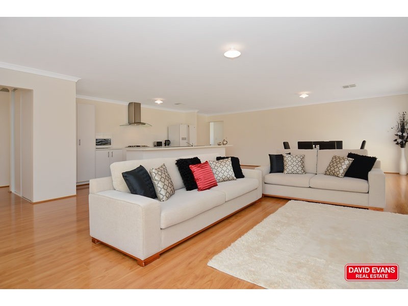 8 Plumeria Rise, Sinagra WA 6065