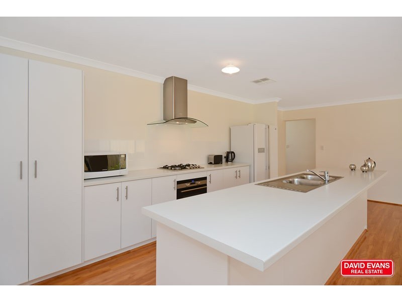 8 Plumeria Rise, Sinagra WA 6065