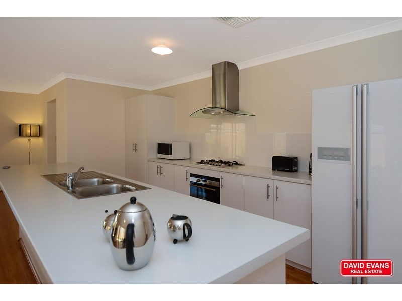 8 Plumeria Rise, Sinagra WA 6065