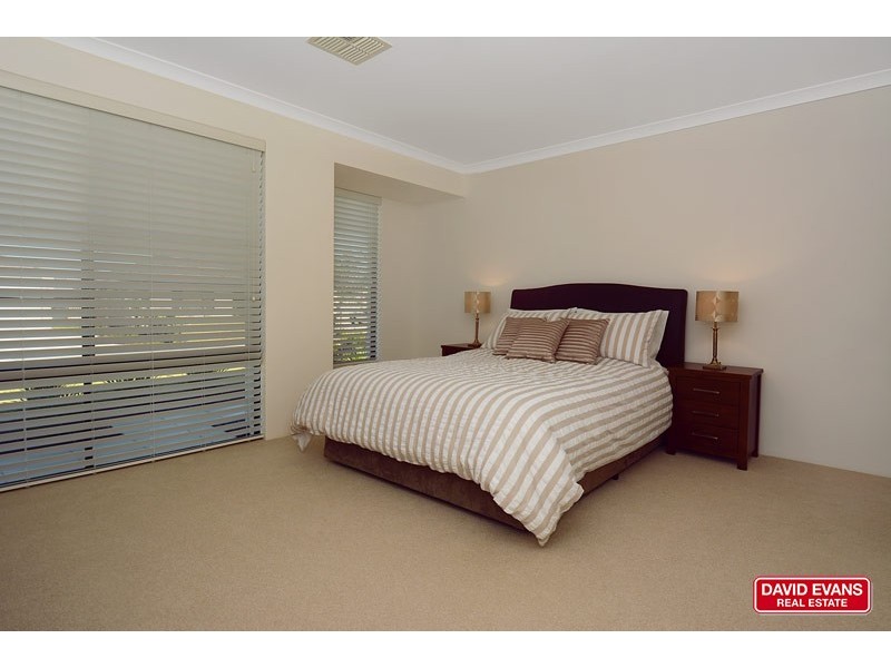 8 Plumeria Rise, Sinagra WA 6065