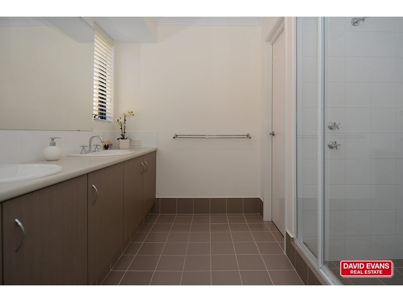 8 Plumeria Rise, Sinagra WA 6065