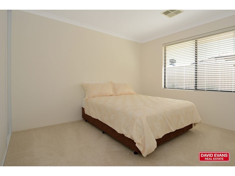 8 Plumeria Rise, Sinagra WA 6065