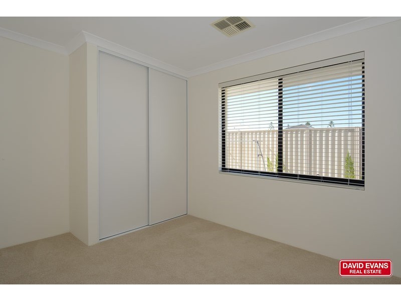 8 Plumeria Rise, Sinagra WA 6065