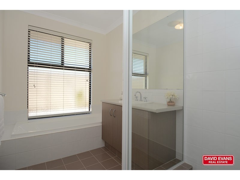 8 Plumeria Rise, Sinagra WA 6065